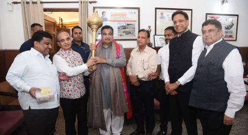 केंद्रीय सड़क एवं परिवहन मंत्री से मिला लव कुश रामलीला कमेटी का प्रतिनिधि मंडल।