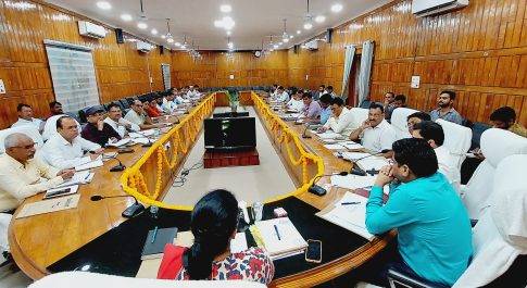 जलभराव वाले स्थानों पर संचालित किया जाय विशेष सफाई अभियान: डीएम  