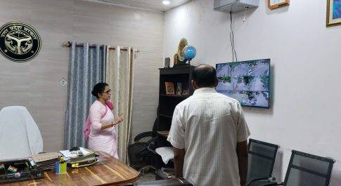 डीएम ने कलेक्ट्रेट का किया निरीक्षण