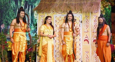 आकाश मार्ग में रथ पर सवार रावण ने किया सीता हरण