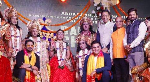 लव कुश रामलीला के राज्य अभिषेक के अवसर पर श्रीराम के चरणो में बैठ अभिनेता अरशद वारसी और अरबाज खान ने लिया श्रीराम से आशीर्वाद