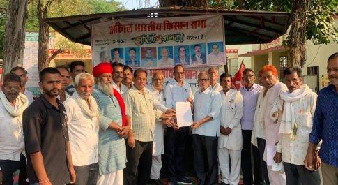 सुल्तानपुर में पंचायत मुख्यालय पर किया धरना-प्रदर्शन