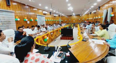 कार्यालयों में ई-ऑफिस प्रणाली को लागू करें अधिकारी: डीएम