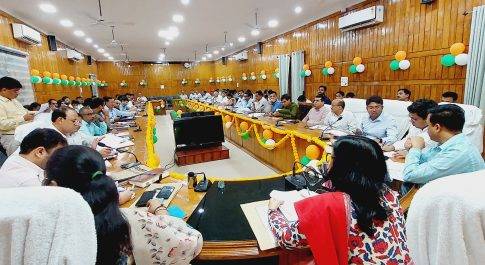 विभिन्न योजनाओं की समीक्षा हेतु डीएम ने अधिकारियों के साथ की बैठक