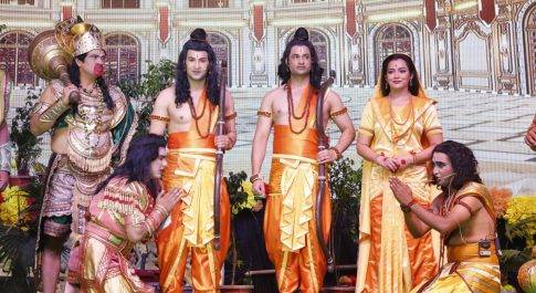 लव कुश रामलीला लालकिला के मंच पर प्रभु श्री राम के राज्य अभिषेक  के साथ लीला संपन्न हुई।