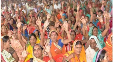 गणतंत्र के अमृत काल की उपलब्धि : बदलना एक ‘अधिकार संपन्न नागरिक’ का ‘लाथार्थी प्रजा’ में!