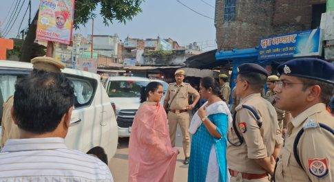 दल बल के साथ नगर में भ्रमणशील रहे एडीजी, डीएम व एसपी