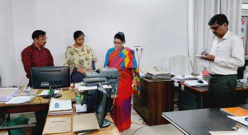 शिकायत अनुभाग का डीएम ने किया निरीक्षण