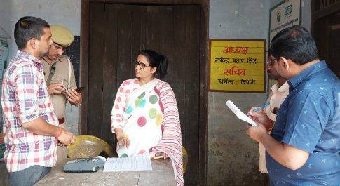 सहकारी समिति बी. पैक्स चिलवरिया व बहादुरापुर का डीएम ने किया औचक निरीक्षण
