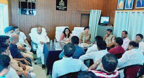 थाना कोतवाली नानपारा में डीएम व एसपी ने की बैठक