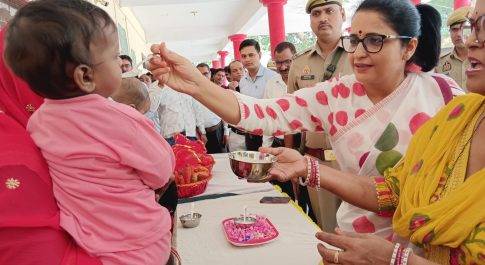 गर्भवती महिलाओं की डीएम ने की गोदभराई