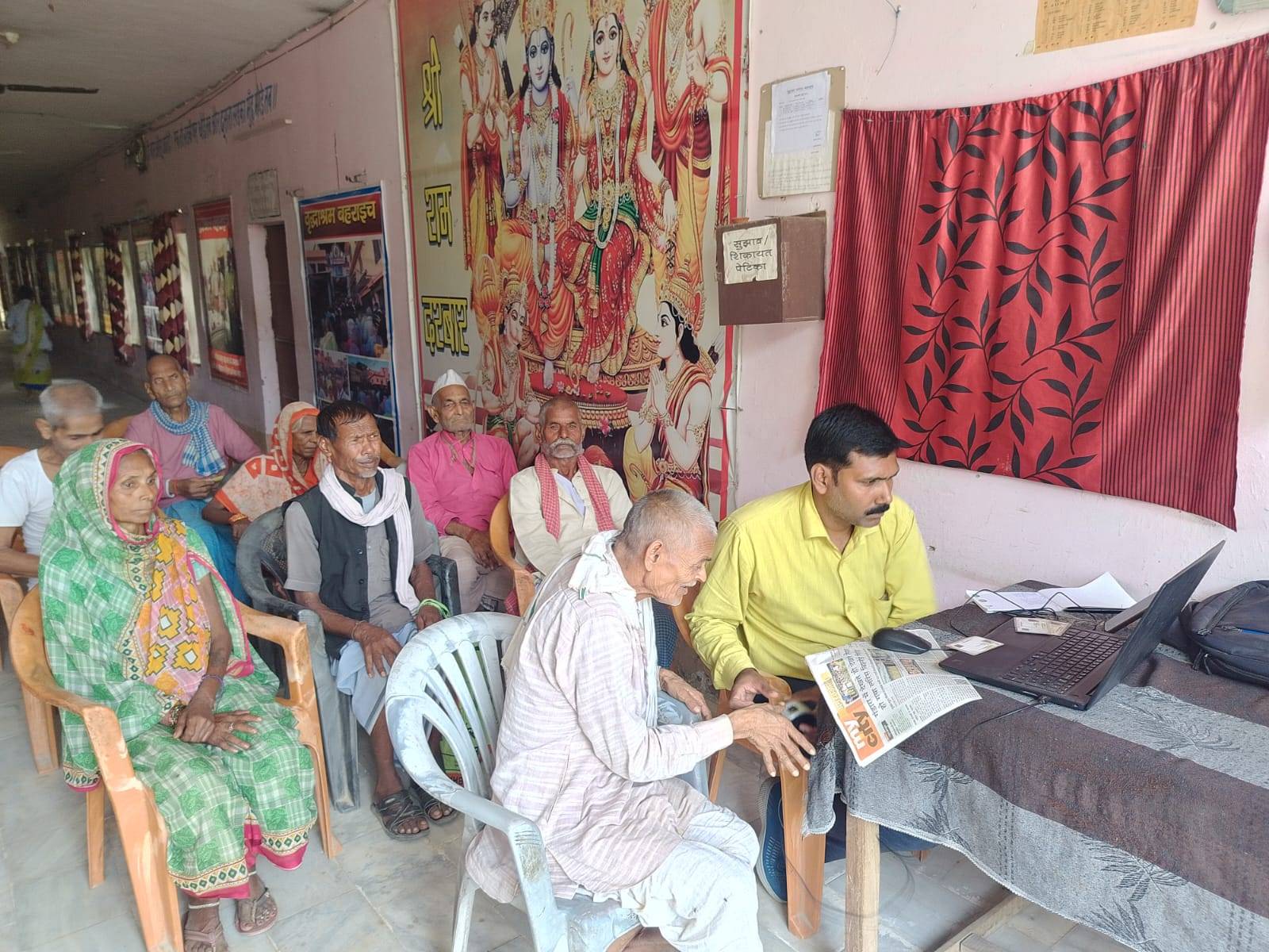 वृद्धाश्रम में संवासित 20 बुज़ुर्गों के बने आयुष्मान कार्ड