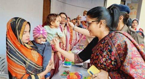 गर्भवती महिलाओं की डीएम व एसपी ने की गोदभराई