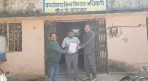 सहकारी समिति बनेठिया में खुलेआम हो रहा सरकारी गाइड लाइन का उल्लंघन