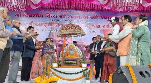 कामदगिरि सेवा ट्रस्ट द्वारा आयोजित रामकथा में विश्व प्रसिद्ध हास्य कवि शंभू शिखर ने भक्ति मय कविताओं से श्रोताओं को मंत्रमुग्ध किया
