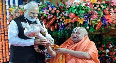 ‘कहीं पे निगाहें, कहीं पे निशाना’ साधते सीकरी के असाधु और असंत