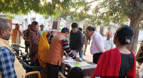 रोल प्रेक्षक आयुक्त देवीपाटन मण्डल ने मतदान केन्द्र का किया निरीक्षण