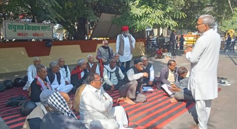 गांवों में जाकर किसानों को अपने अधिकारों के प्रति जागरूक करने का निर्णय