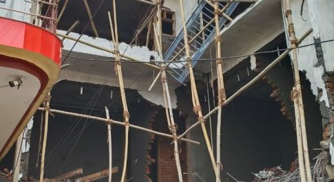 मेन गेट पर ताला लगाकर किये गये अवैध निर्माण को आवास विकास परिषद ने किया ध्वस्त 