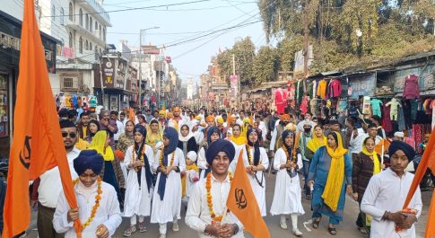 नगर में पुष्प वर्षा कर पथ संचलन का किया भव्य स्वागत, आगे- आगे चल रहे थे पंच प्यारे 