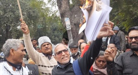 केंद्र सरकार की नीतियों के खिलाफ सड़क पर उतरे किसान-मजदूर