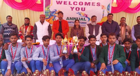वार्षिक खेल-कूद प्रतियोगिता के समापन पर पुरस्कृत हुए छात्र  