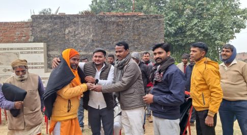 कंबल दान कर सभासद ने मनाया नववर्ष