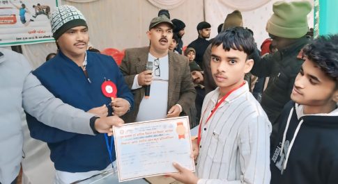 कक्षा 9 के छात्र कामरान ने 100 मीटर दौड़ में प्रथम स्थान प्राप्त कर जीता गोल्ड मेडल