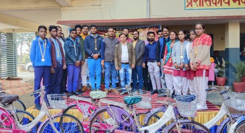 पं.जवाहर लाल नेहरू इंटर कालेज मे मेधावियों को दिया गया साईकिल पुरस्कार