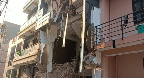 वसुंधरा में गरजा आवास विकास परिषद का महाबली बुलडोजर, अवैध निर्माण किये ध्वस्त