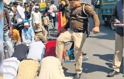 एक नया जुर्म : नमाज़ पढ़ना