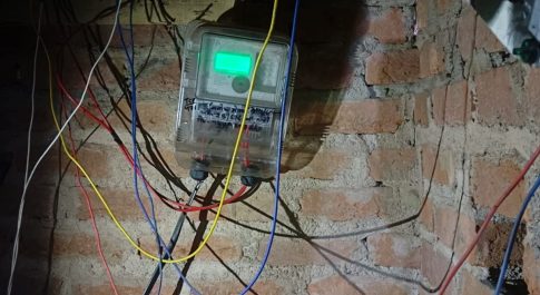 वसुंधरा योजना में अवैध निर्माणों के काटे गये बिजली कनेक्शन।