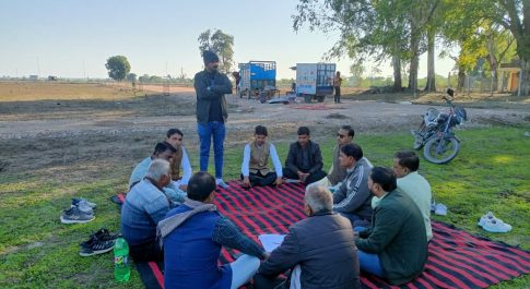 हजारों स्कूल बंद करना राज्य सरकार का निंदनीय कृत्य