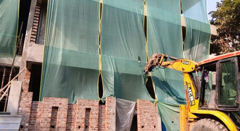 आवास विकास परिषद की वसुंधरा में अवैध निर्माणों के खिलाफ ध्वस्तीकरण की कार्रवाई तेजी के साथ जारी