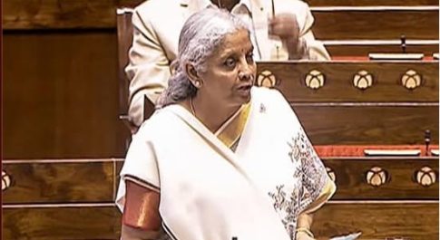 मध्यम वर्ग के कर-बचत के सहारे अर्थव्यवस्था को खींचने की कोशिश