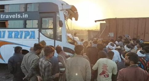 खड़े ट्रक में घुसी पीछे से घुसी तेज रफ्तार बस, 3 की मौत, 2 गंभीर घायल