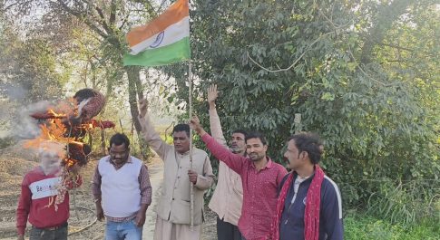 कांग्रेसियों ने ट्रंप का पुतला दहन कर, किया आक्रोश प्रदर्शन