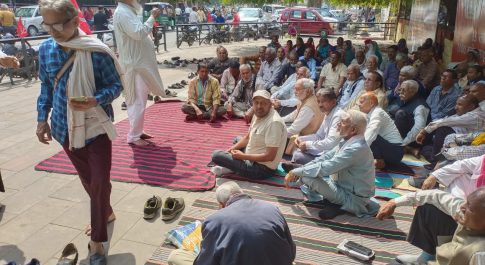 कोर्ट के आदेशों के बावजूद बकाया वेतन-भत्तों के लिए भटक रहे मजदूर