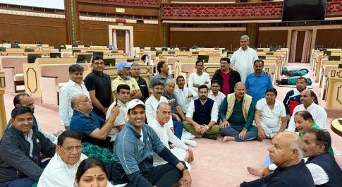 कांग्रेस विधायकों के निलंबन निरस्त करने की मांग
