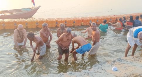 मंगलवार को जनपद के 30 निराश्रित वृद्धजनों ने संगम में किया स्नान