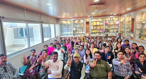 प्राकृतिक ग्रीनहाउस और रिकॉर्डतोड़ काली-मिर्च को देखने समझने पहुँचे प्रोफेसर और एमएससी (वनस्पति विज्ञान) के छात्रों का दल