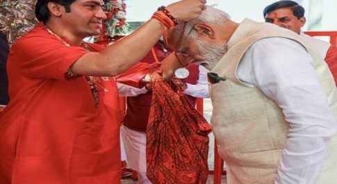बागेश्वर धाम सरकार में सरकार : साम्प्रदायिकता और कॉर्पोरेट का विधिवत पाणिग्रहण