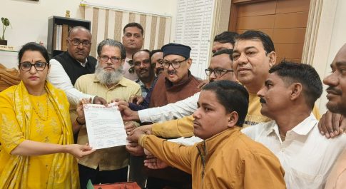 सीतापुर के पत्रकार की निर्मम हत्या के विरोध में जिला मान्यता प्राप्त पत्रकार एसोसिएशन ने डीएम को दिया ज्ञापन