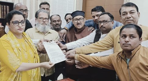 सीतापुर के पत्रकार की निर्मम हत्या के विरोध में जिला मान्यता प्राप्त पत्रकार एसोसिएशन ने डीएम को दिया ज्ञापन