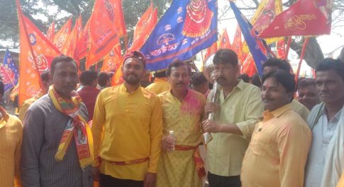 खाटू श्याम की शोभायात्रा में भक्ति के रंग में डूबे लोग