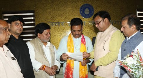 व्यापारियों की समस्या के हल के लिए मंत्री असीम अरुण को राष्ट्रीय व्यापार मंडल ने दिया ज्ञापन