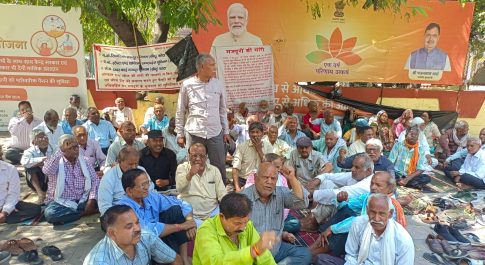 धरने पर बैठे जेके फैक्ट्री के मजदूरों ने जलाईं दो बड़े अखबारों की प्रतियां
