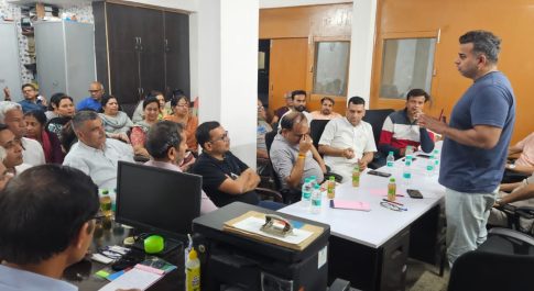 सेक्टर 6 शराब का ठेका खोले जाने के विरोध में उतरे वसुंधरा के निवासी।