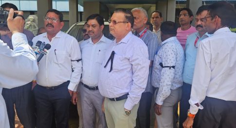 जीडीए कर्मियों ने पुरानी पेन्शन बहाली की मांग के लिए दिया ज्ञापन
