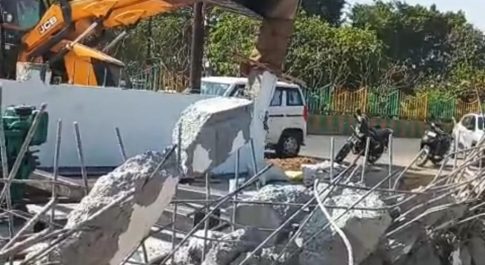 आवास विकास ने निगम के द्वारा बनाए जा रहे कूड़ा कलैक्शन सेन्टर को किया ध्वस्त